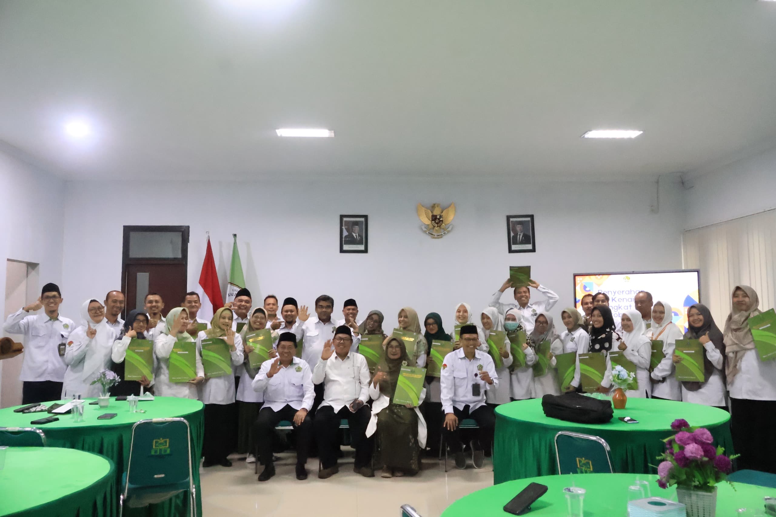 Tiga Dosen Tadris Bahasa Inggris Terima SK Kenaikan Pangkat Periode Oktober 2025